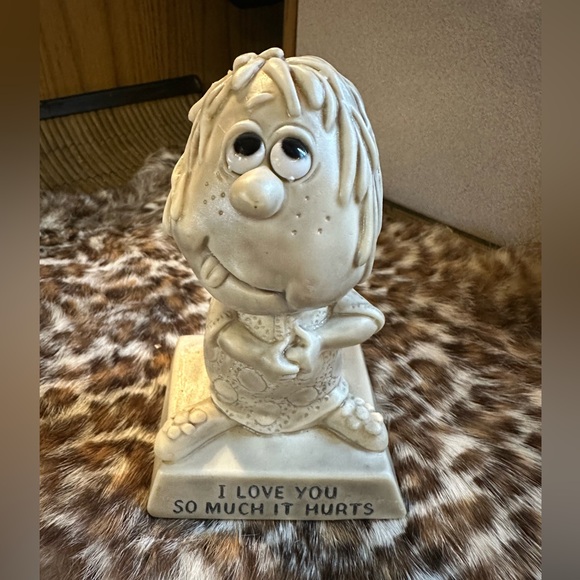 Vintage R & W Berries "I Love You So Much It Hurts" Figurine - Picture 4 of 4